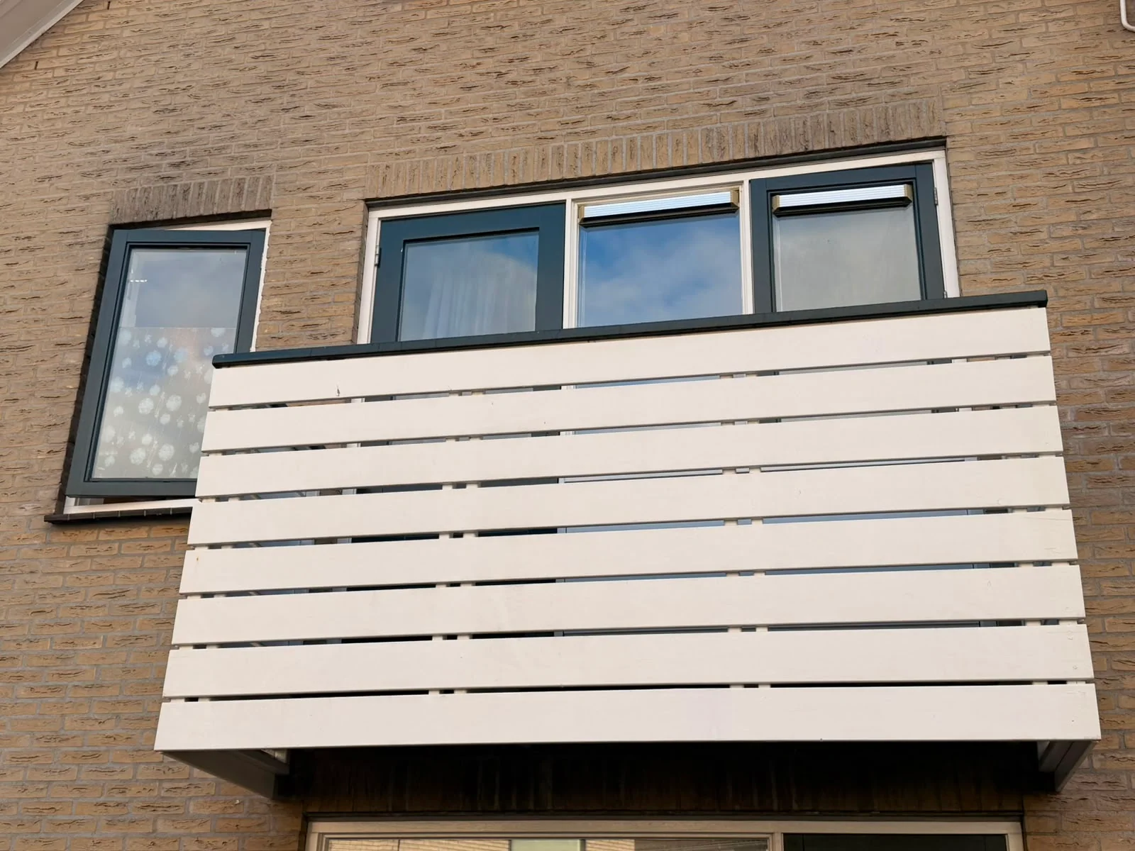 Dezelfde balkonbekleding schoon na reiniging