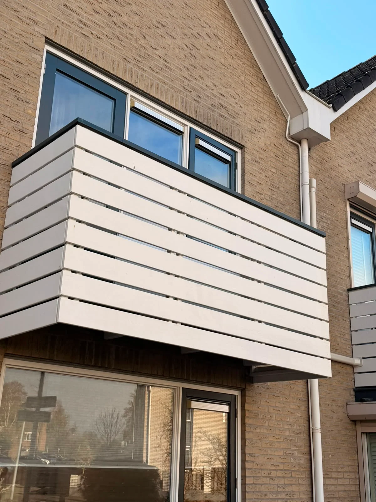 Zijkant van hetzelfde balkon na reiniging