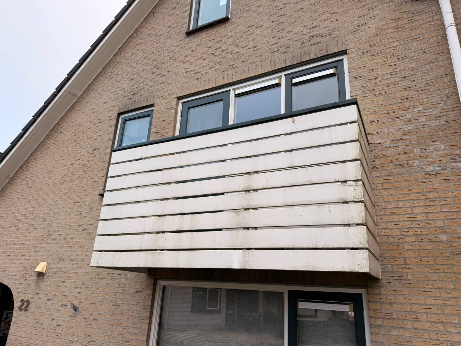 Vervuilde balkonbekleding vóór reiniging