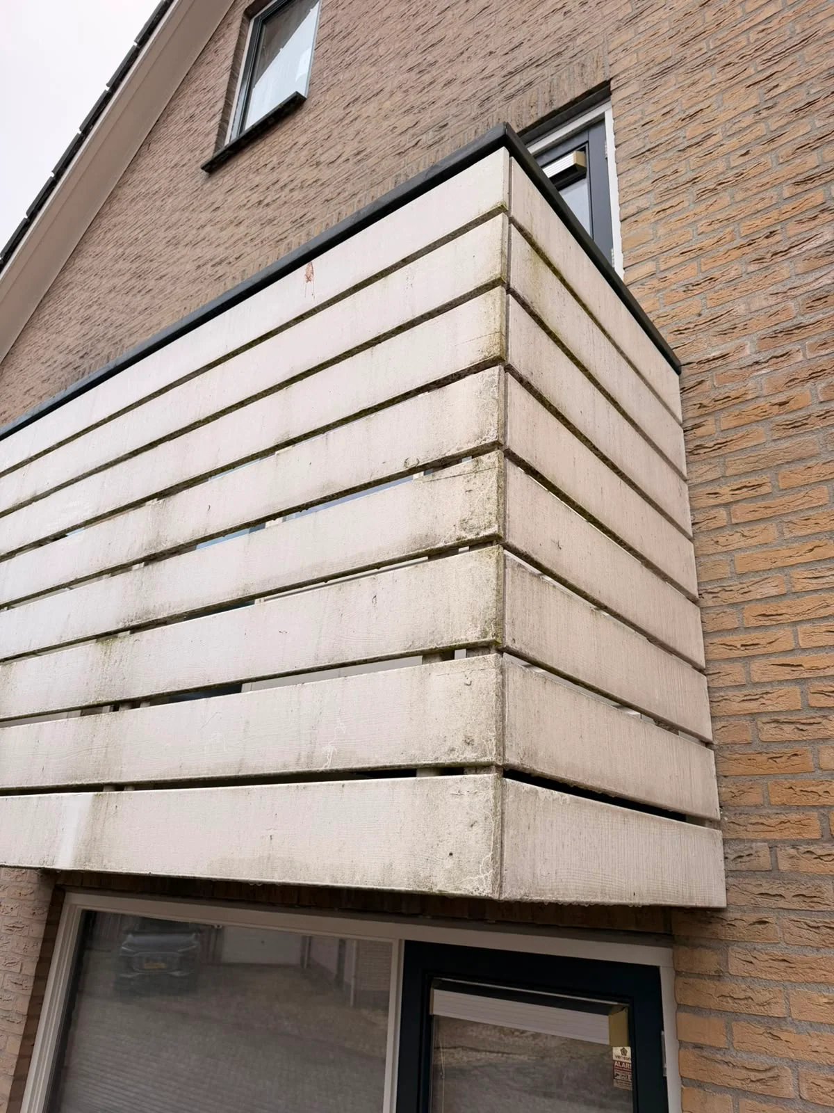 Zijkant balkon vóór reiniging