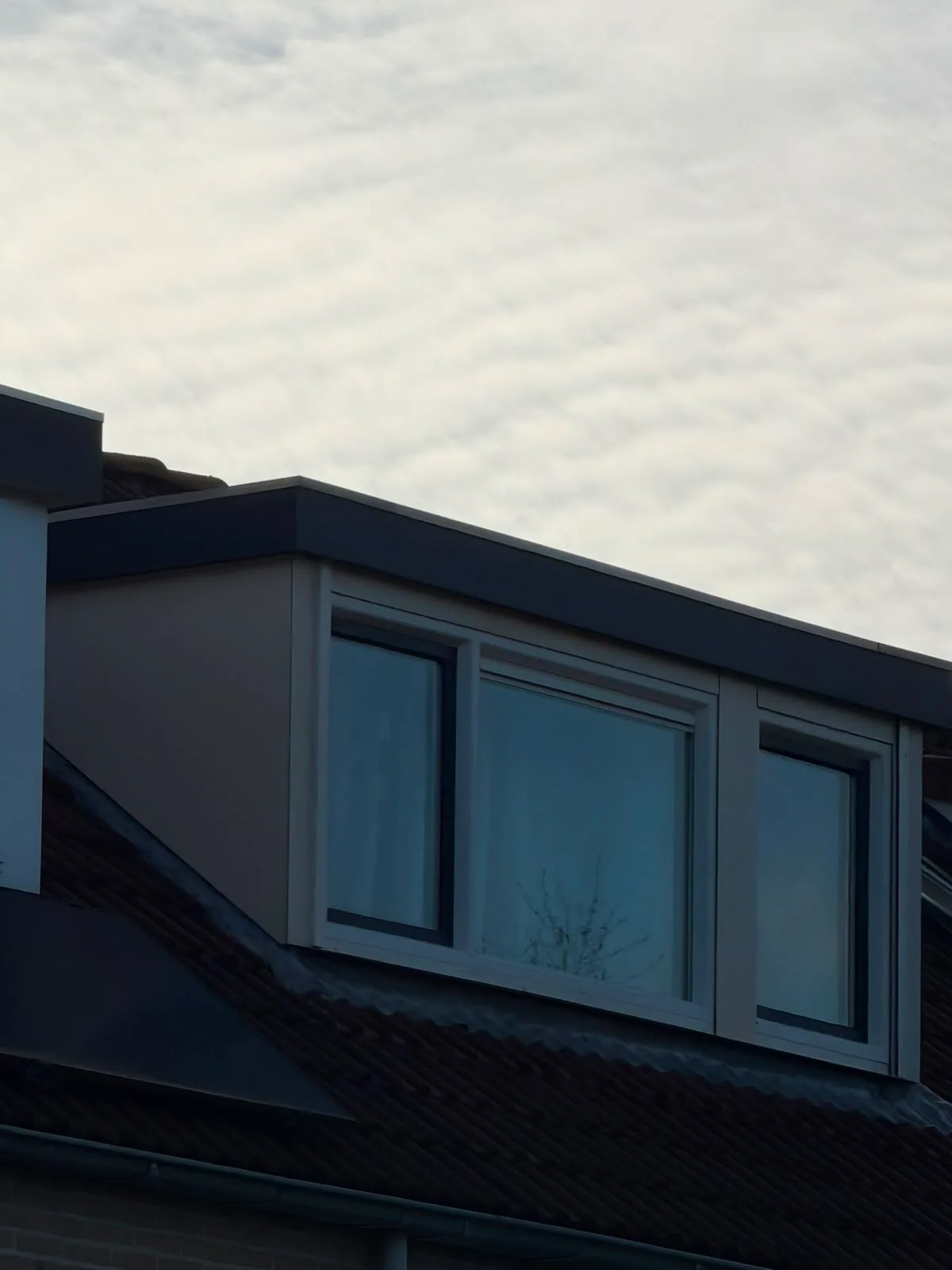 Dezelfde dakkapel schoon na reiniging