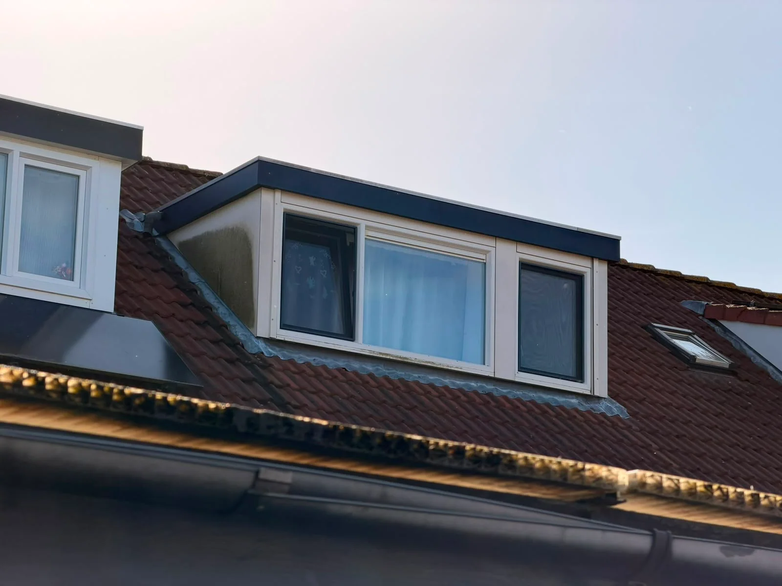 Dakkapel met vervuiling vóór reiniging