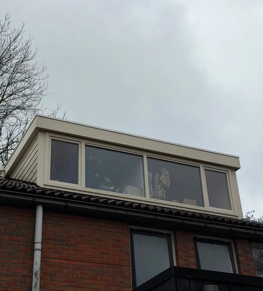 Dezelfde volledige dakkapel schoon na reiniging