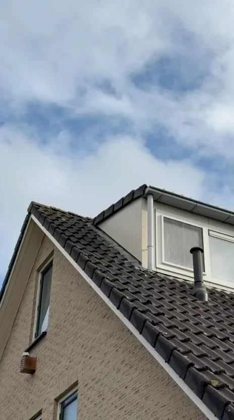 Dezelfde dakkapel schoon na de behandeling